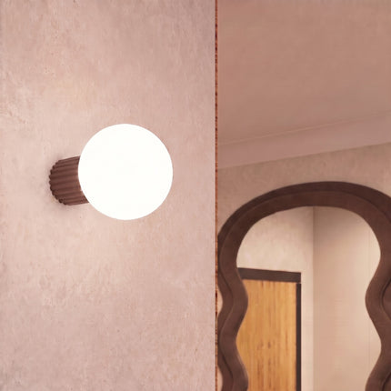 Applique murale Halo brun chocolat IP44 dans un intérieur contemporain