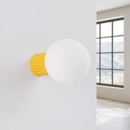 Applique murale Halo jaune ambré IP44, vue en situation sur fond clair