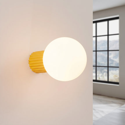 Applique murale Halo jaune ambré IP44, lumière allumée, diffusion du verre opalin
