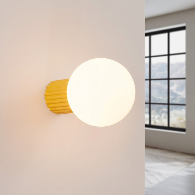 Applique murale Halo jaune ambré IP44, lumière allumée, diffusion du verre opalin