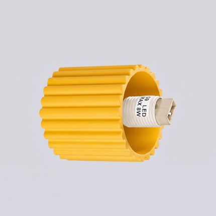 Applique murale Halo jaune ambré IP44 sur fond coloré, vue de trois quarts
