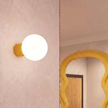 Applique murale Halo jaune ambré IP44 dans un intérieur contemporain