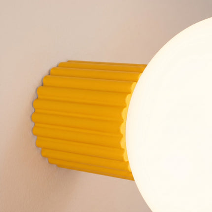 Applique murale Halo jaune ambré IP44, vue de détail du globe