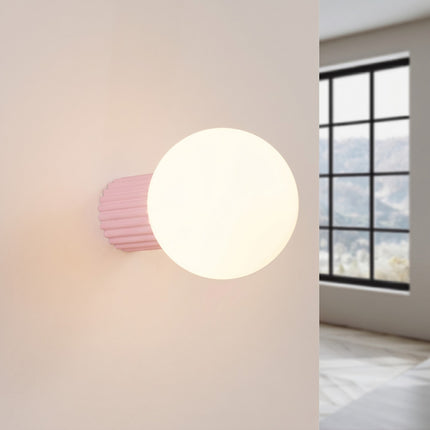 Applique murale Halo rose poudré IP44, lumière allumée, diffusion du verre opalin