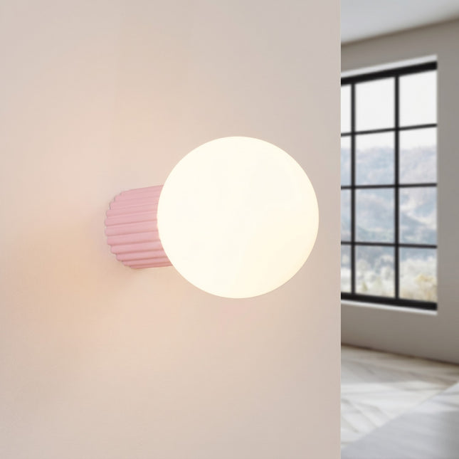 Applique murale Halo rose poudré IP44, lumière allumée, diffusion du verre opalin