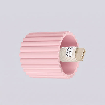 Applique murale Halo rose poudré IP44 sur fond coloré, vue de trois quarts