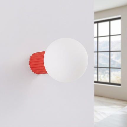 Applique murale Halo rouge vif IP44, vue en situation sur fond clair