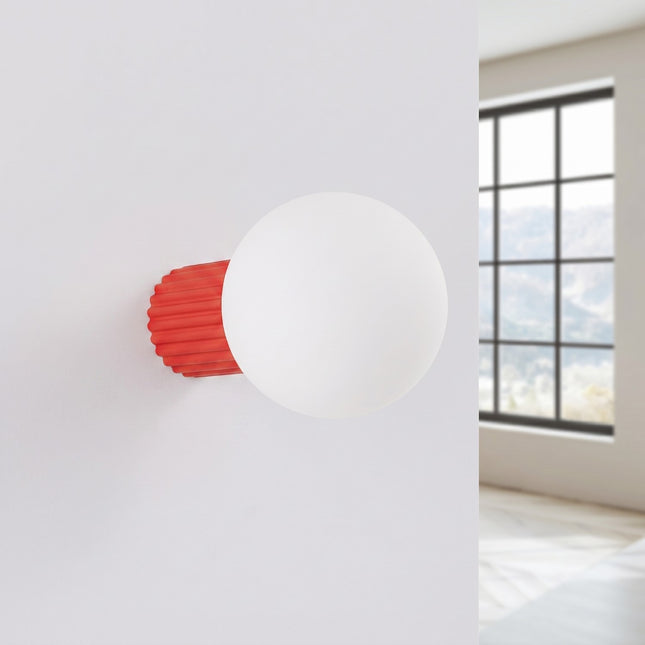 Applique murale Halo rouge vif IP44, vue en situation sur fond clair