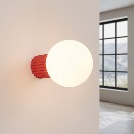 Applique murale Halo rouge vif IP44, lumière allumée, diffusion du verre opalin