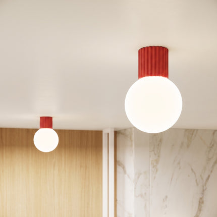 Applique murale Halo rouge vif IP44 dans un intérieur contemporain