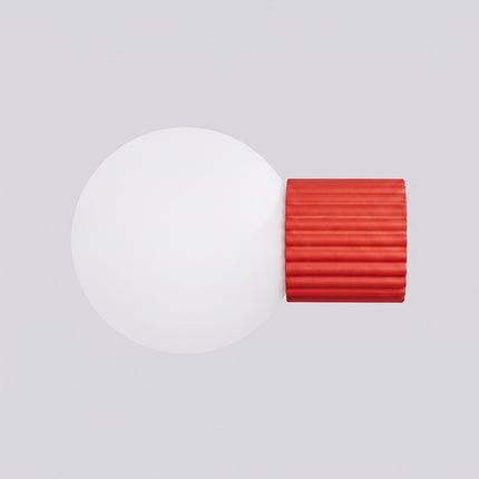 Applique murale Halo rouge vif IP44, packshot de trois quarts