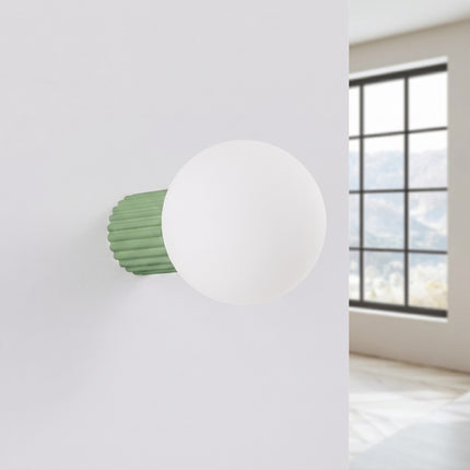 Applique murale Halo vert sauge IP44, vue en situation sur fond clair
