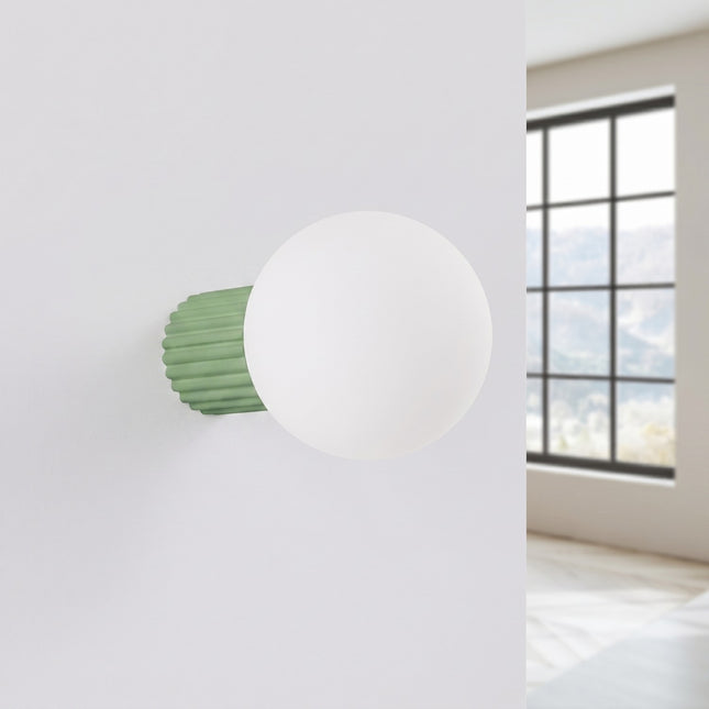 Applique murale Halo vert sauge IP44, vue en situation sur fond clair