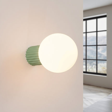 Applique murale Halo vert sauge IP44, lumière allumée, diffusion du verre opalin