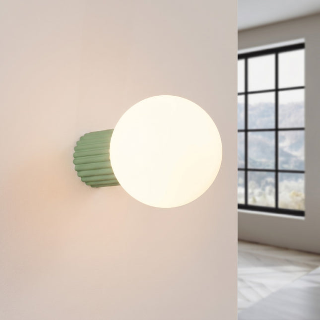 Applique murale Halo vert sauge IP44, lumière allumée, diffusion du verre opalin