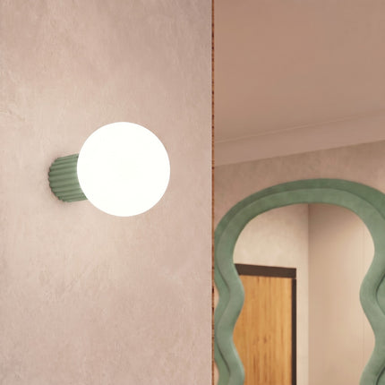 Applique murale Halo vert sauge IP44 dans un intérieur contemporain