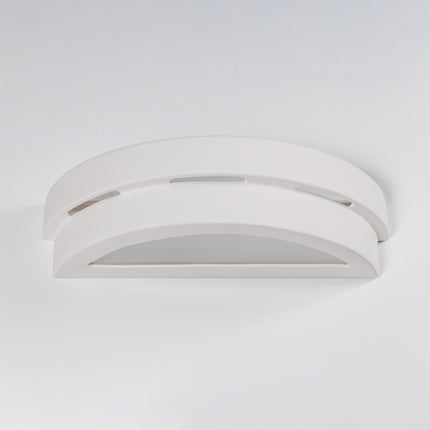 Applique murale hélice en céramique minimaliste dans un salon