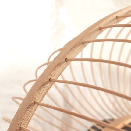 Gros plan sur le tressage artisanal des baguettes de bambou de l'applique murale Hokkaido
