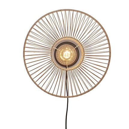 Applique murale Hokkaido en bambou naturel sur fond blanc, ampoule allumée, packshot produit