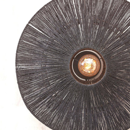 Nahansicht der Mitte der Wandleuchte Iguazu, sichtbares E27-Filament-Leuchtmittel, umgeben vom schwarzen Jutegeflecht