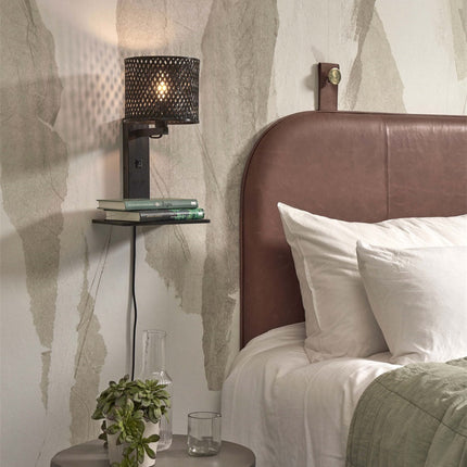 Applique murale Java bambou noir installée au-dessus d'une table de chevet dans une chambre