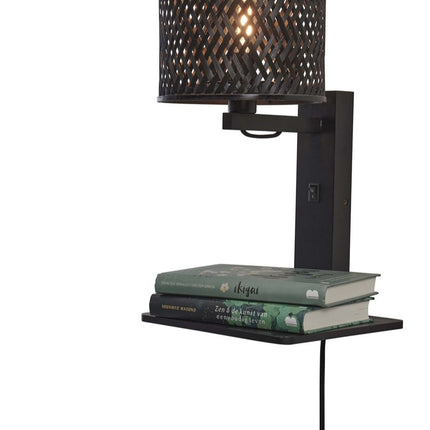 Applique murale Java en bambou tressé noir avec petite étagère intégrée, éclairée, sur fond blanc