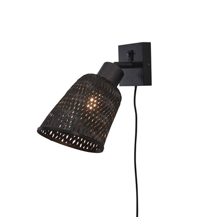 Packshot de l'applique murale Java en bambou noir tressé, allumée sur fond blanc