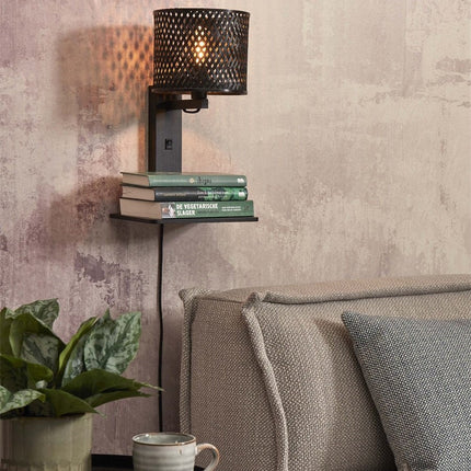 Applique murale Java bambou noir avec étagère à livres au-dessus d'un canapé dans un salon