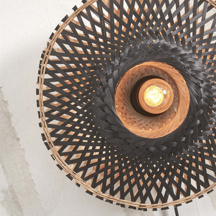 Vue rapprochée du disque de bambou tressé noir de l'applique Kalimantan avec ampoule apparente au centre