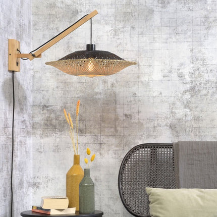 Applique murale Kalimantan en bambou tressé noir et naturel au-dessus d'une table basse dans un salon