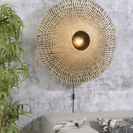 Applique murale Kalimantan bambou naturel et noir installée au-dessus d'un canapé dans un salon cosy