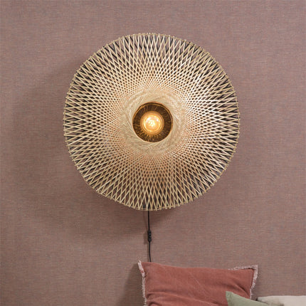 Applique murale Kalimantan en bambou tressé naturel et noir, disque de 87 cm allumé au mur