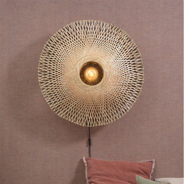 Applique murale Kalimantan en bambou tressé naturel et noir, disque de 87 cm allumé au mur