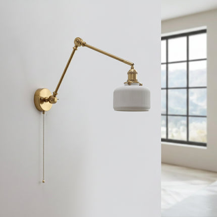 Applique murale en laiton doré et abat-jour cylindrique nervuré en céramique blanche, bras articulé déplié