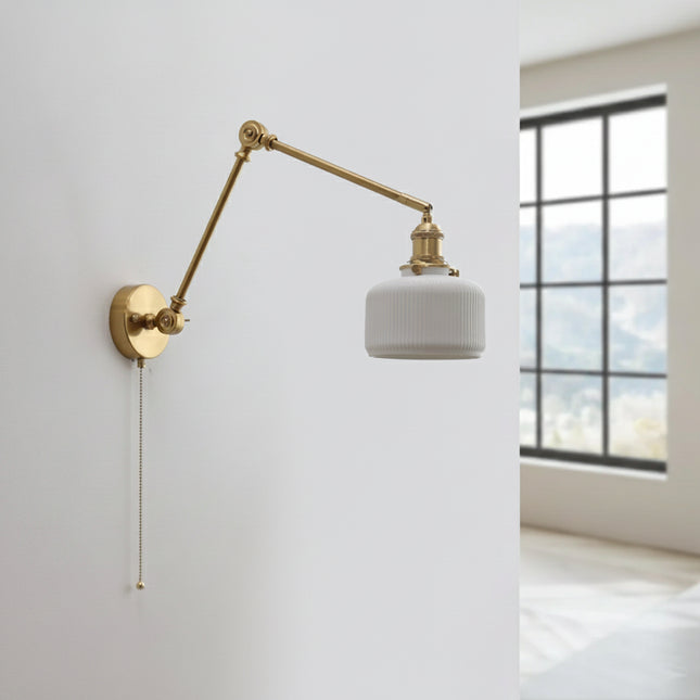 Applique murale en laiton doré et abat-jour cylindrique nervuré en céramique blanche, bras articulé déplié