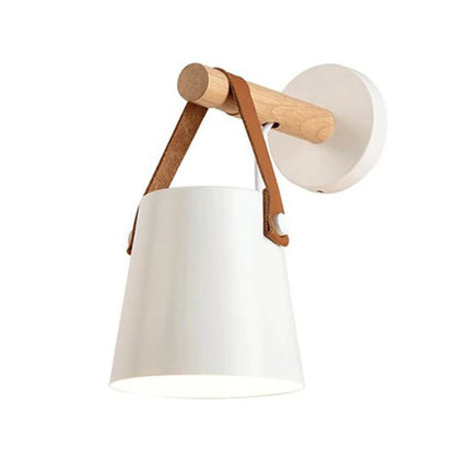 Applique murale lanterne en bois blanc au style nordique épuré