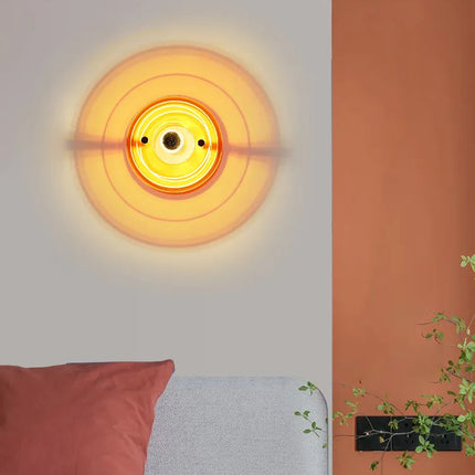 Applique murale 3D colorée rétro dans un café moderne