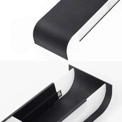 Applique murale LED en aluminium brossé au-dessus d'un bureau