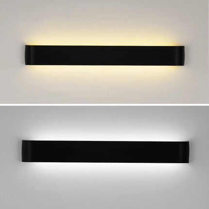 Applique murale en aluminium brossé diffusant une lumière douce dans une chambre