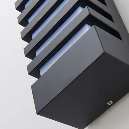 Détail des lamelles horizontales rayées en aluminium anthracite de l'applique murale LED
