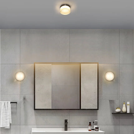 Deux appliques boule acrylique et un plafonnier assortis de part et d autre d un miroir de salle de bain