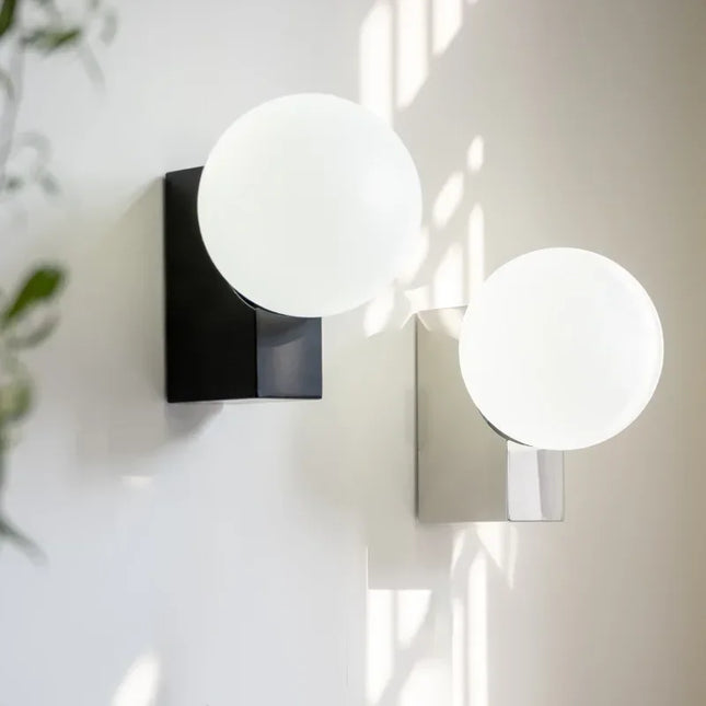 Applique murale LED à l'abat-jour bulle en verre dépoli et métal