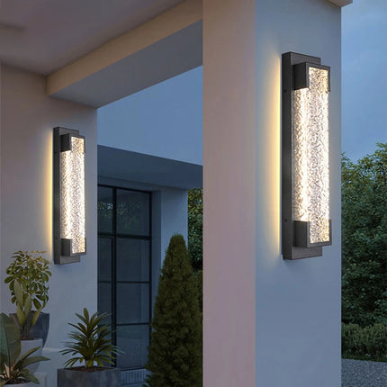 Applique murale LED cascade acier installée en extérieur