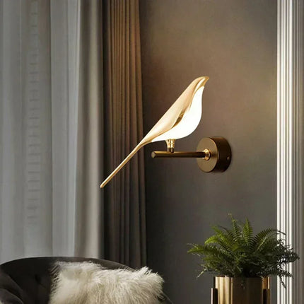 Applique murale LED dorée oiseaux allumée diffusant une lumière douce
