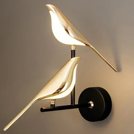 Applique murale LED dorée oiseaux posée dans un salon contemporain