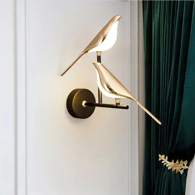 Applique murale LED dorée à silhouettes d'oiseaux en métal et diffuseur acrylique