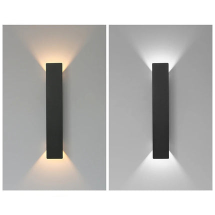 Applique murale LED extérieure rectangle éclairant une entrée de nuit
