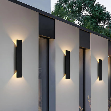 Applique murale LED extérieure rectangle noire sur une façade