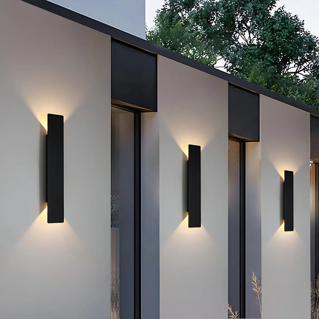 Applique murale LED extérieure rectangle noire sur une façade