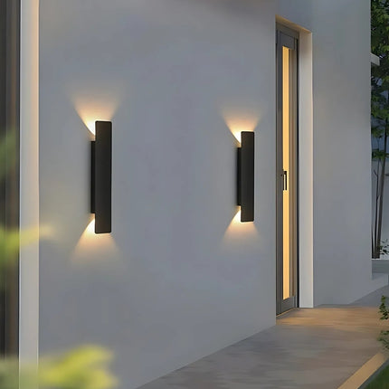 Applique murale LED extérieure rectangle éclairant une terrasse